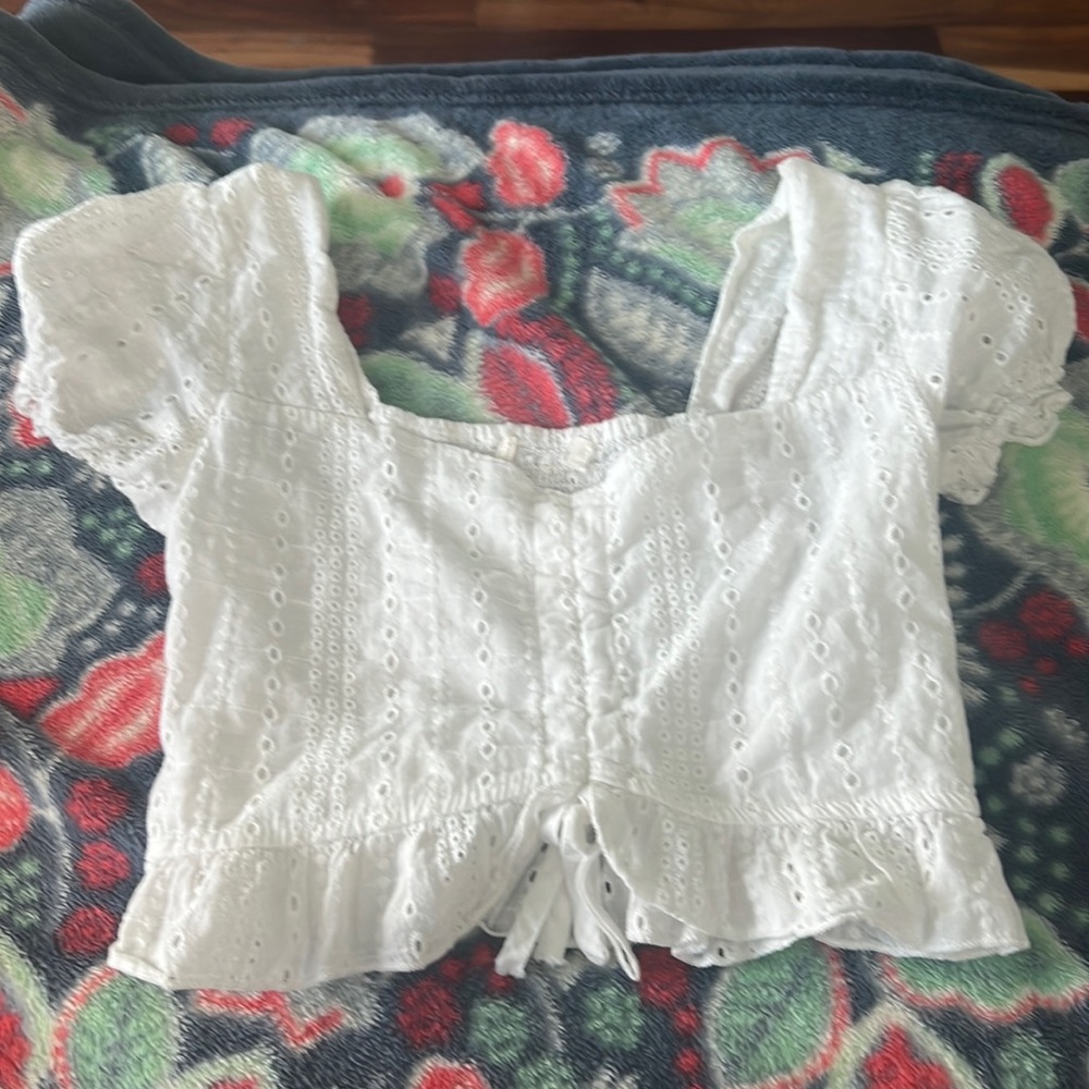 super cute white top!